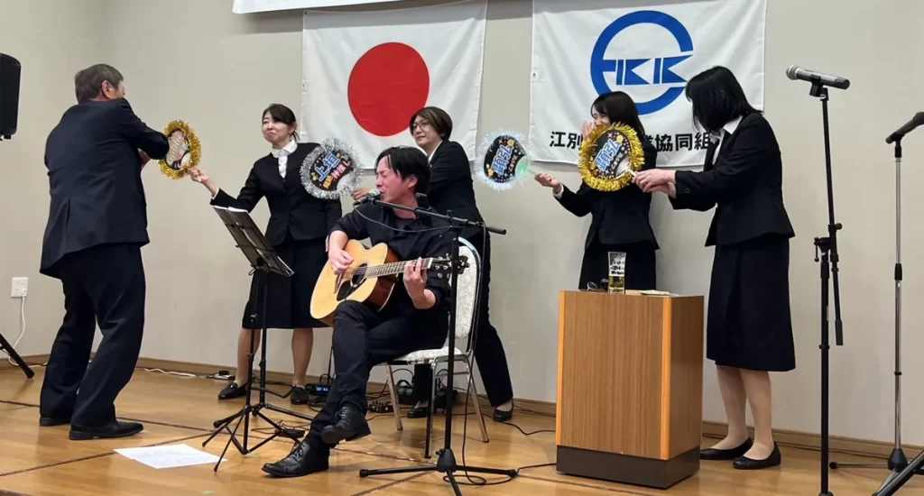 上垣と仲間たちによる音楽演奏
